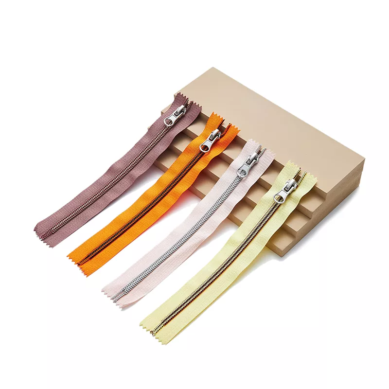 Nylon bevonatú cipzár